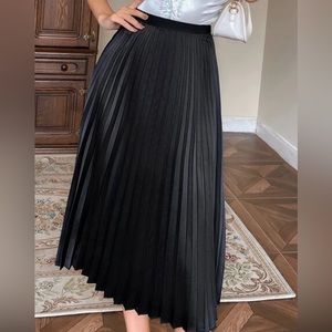 H&M solid black skirt